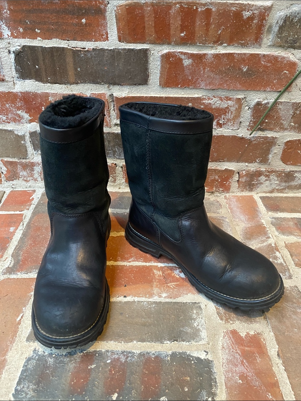 UGG S/N 5381 Brooks Black Leather & Suede Mid Calf  Sherpa Lined Boots Size 9